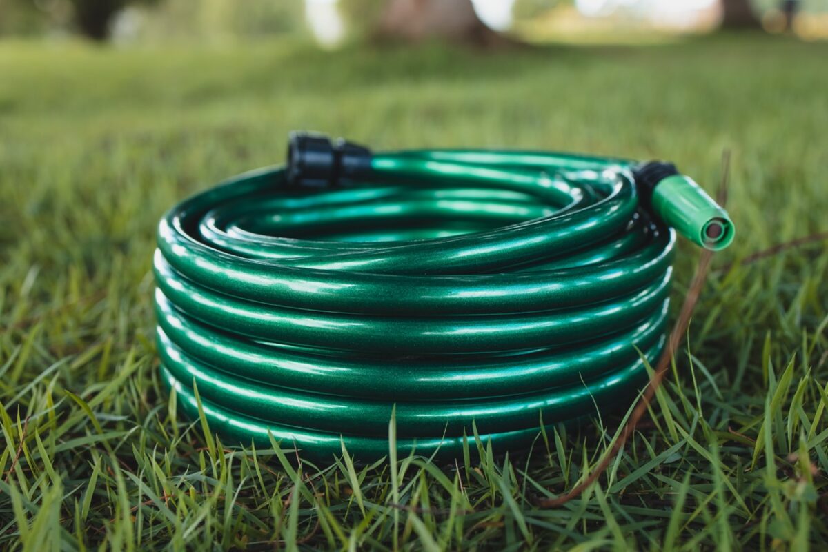 Vista isométrica ambientada da mangueira para jardim sustentável EcoPérola Mini Verde Palmeira.