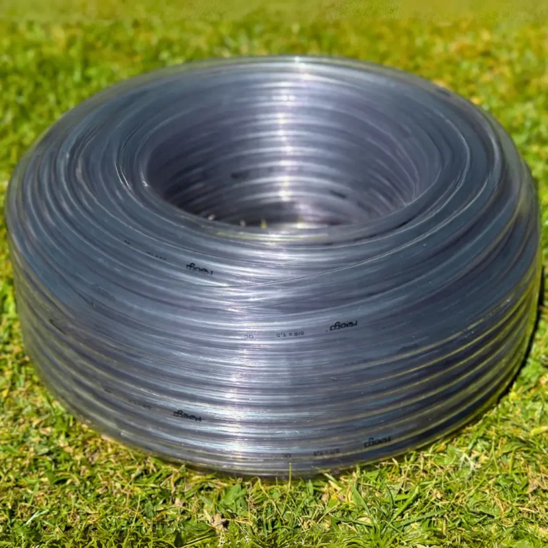 Vista isométrica ambientada da mangueira para jardim cristalina CristaView.