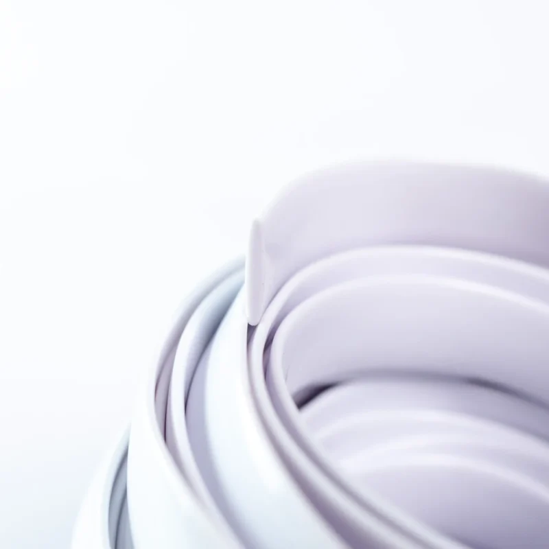 Foto mostrando os detalhes internos do Macarrão para Cadeira Duraforto Chato Branco Polar.